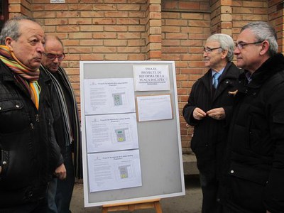 Foto 2. Joan Gómez i Toni Baró han presentat als veïns les tres propostes de l’Ajuntament per remodelar la plaça.