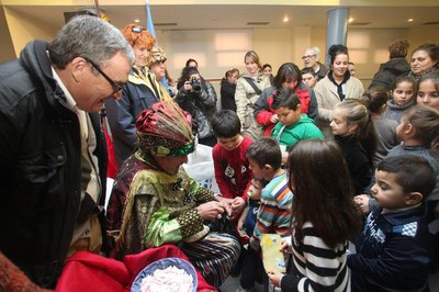 Els nens i nenes li han lliurat al Camarlenc les cartes adreçades als Reis..