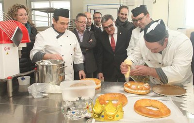 Un equip de forners que ha elaborat la massa amb característiques alimentàries compatibles amb patologies diabètiques.