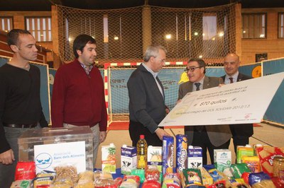Foto 3. L'alcalde ha explicat que s’han recollit 870 quilos al Gol Solidari per al Banc d'Aliments.
