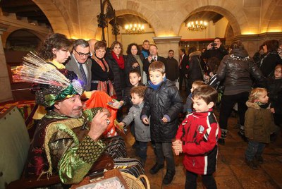 Foto 2. L'emissari reial ha recollit les últimes cartes dels infants de Lleida a SSMM els Reis d'Orient.