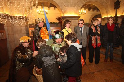 Foto 3. Els menuts li han lliurat les seves cartes, amb els seus desitjos i plenes d'il·lusió.