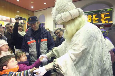 Foto 3. El rei Melcior saludant els infants que han anat a rebre els Reis a l'estació.