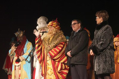 Foto 4. Ses Majestats s'han mostrat orgullosos de la generositat i la solidaritat dels infants de la ciutat.