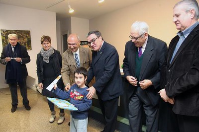 L'alcalde de Lleida, Àngel Ros, ha lliurat el premi a Iker Ramos, guanyador del primer premi Víctor Pérez Pallarés..