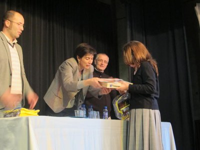 La primera tinent d'alcalde, Marta Camps, ha lliurat el premi a l'alumna Maria Blanch Santacana, de sisè curs, que ha estat la guanyadora del concurs.