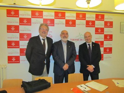 El tinent d'alcalde Rafel Peris i el regidor de Turisme Fèlix Larrosa amb el president de l’Associació ANEMVE, Luis Miguel Cebrián..