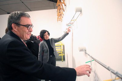 El paer en cap i la directora del Centre d'Art La Panera visiten l'exposició de la 8a Biennal..