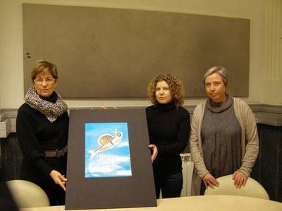 La tinenta d'alcalde Montse PArra, la directora de l'Escola Municipal d'Art i l'autora del cartell, Núria Vila..