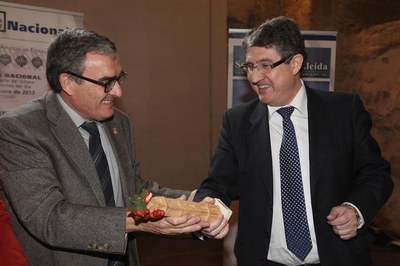 L'alcalde de Lleida, Àngel Ros, ha fet entrega d'una figura del campanar de la Seu Vella al President de Loterías y Apuestas del Estado.