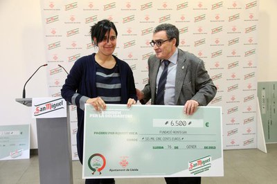 L'alcalde, Àngel Ros, ha lliurat el premi a la Fundació Reintegra..