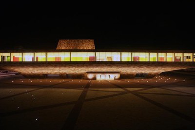 Fotografia de l'exterior de la Llotja, de nit.
