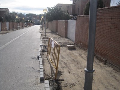 S’arrangen les voreres, s’instal·la una nova xarxa de reg, un nou drenatge i es planten nous arbres.