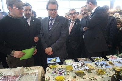 Foto 3. L'alcalde, amb la comitiva institucional, en la visita als estands de la fira.