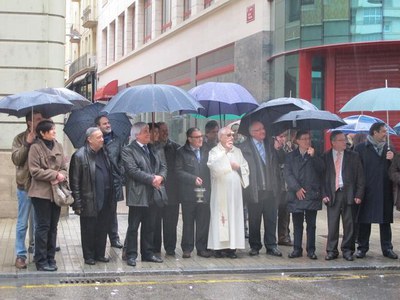 Foto 2. El mossèn Ramiro Viola i els members de la corporació municipal, en la benedicció que s'ha fet a l'avinguda de Blondel.