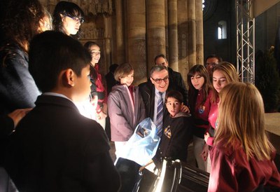 Foto 5. L'alcalde ha saludat els nens de Sant Ildefonso i dels Castellers de Lleida abans de comerçar el sorteig.