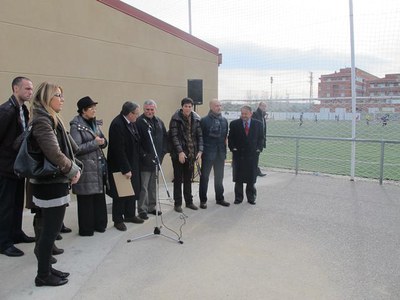 Foto 4. Ros ha felicitat el president del club per la dedicació a l'esport base i al foment de valors entre els joves futbolistes.