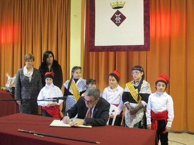 Foto 3. Ros ha signat al Llibre d'Honor.