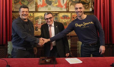 Fotografia de la signatura del conveni.