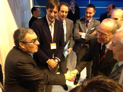 Salutació entre els alcaldes de Lleida i de Málaga i el president de RENFE..