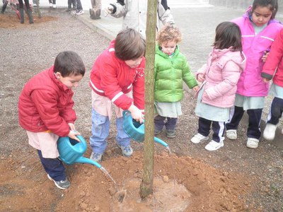 Foto 2. Els nens i les nenes de l'escola Creu de Batlle han participat en la plantació aquest matí.