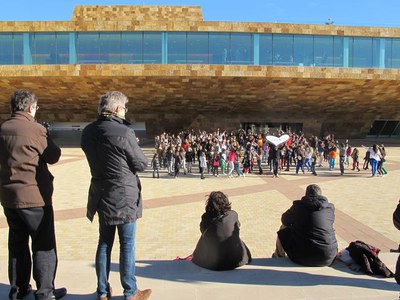 Foto 2. El vídeo promocional s'ha gravat aquest matí en diferents escenaris, com la plaça de La Llotja.