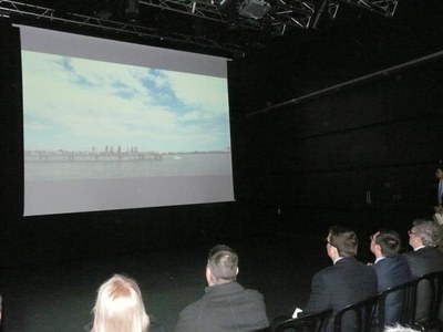 Foto 3. Els assistents a l'acte han vist un vídeo promocional.