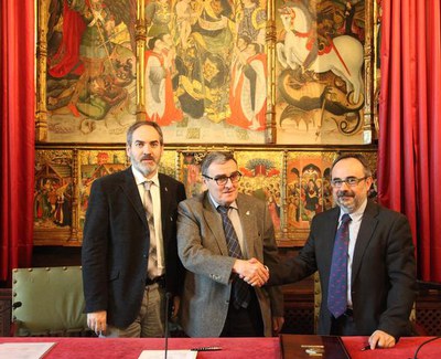 L'alcalde Àngel Ros, el tinent d'alcalde i regidor de Benestar Social i Ocupació, Josep Presseguer, amb el president dels Col·legis Professionals Ass….