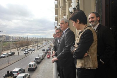 Un moment de la visita, al balcó de la façana de Blondel..