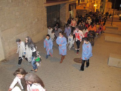 Foto 2. La desfilada compta amb la participació de diferents entitats socials que treballen conjuntament al barri.