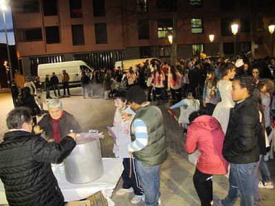 Foto 3. En acabar, s'ha fet una xocolatada a la plaça de l'Ereta.