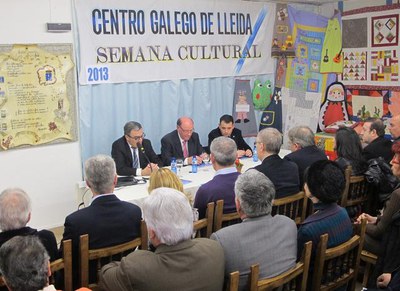 Foto 2. Ros ha felicitat el Centro Galego de Lleida per la seva contribució a la cultura d’integració i de convivència.