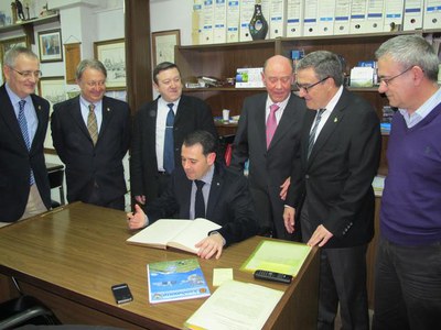 Foto 3. Miquel Molins ha signat en el llibre d'honor de la casa regional.
