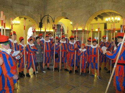 Foto 4. A la tarda, la Guàrdia Suïssa acompanyarà Pau Pi a la rua de Carnaval.