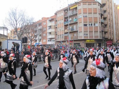 Foto 3. Milers de lleidatans han sortit al carrer per veure la gran rua.
