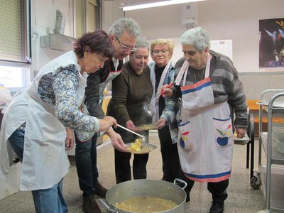 Foto 2. El dinar, que cuinen les mateixes sòcies de la Llar, es fa a base de cigrons i carn.