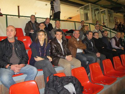Foto 2. Txema Alonso i Bea Obis, a la llotja del pavelló, amb el president del club, Enric Duch, i el representant territorial de l'Esport a Lleida, ….