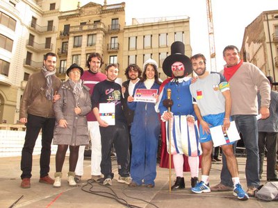Foto 2. En el decurs del ball, s'ha donat a conèixer l'artefacte guanyador de la Cursa de Llits 2013, que ha estat "La Seu Vella".