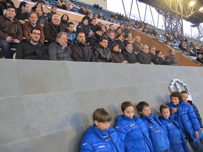 Foto 2. Els regidors han animat l'equip des de la llotja del Camp d'Esports.