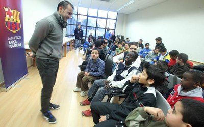 L'exfutbolista del Barça, amb els infants..