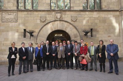 La Corporació Municipal i el consller Espadaler, a la plaça de la Paeria..