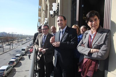 Les autoritats locals, amb el conseller al balcó de la Paeria..