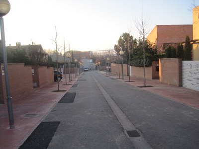 Les obres han consistit en la reparació de les voreres, la millora de la rampa d’accés al carrer i la plantació de nou arbrat.