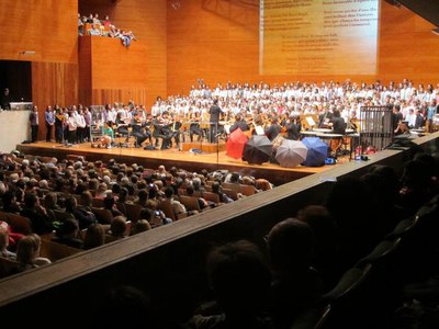 Foto 4. Els cors i l'orquestra simfònica del Conservatori, a la cantata.