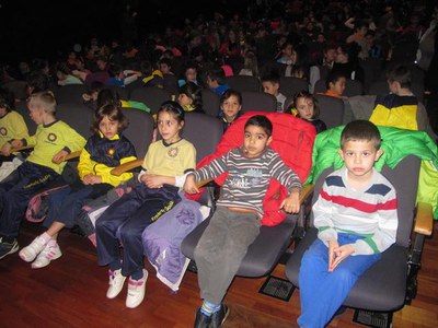 Foto 2. Més de 600 alumnes de 2n de Primària van gaudir de l’obra.