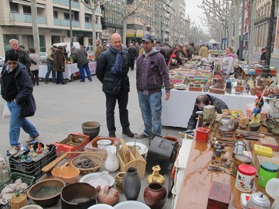 Foto 2. El mercat s'instal·la tots els diumenges a la Rambla de Ferran.