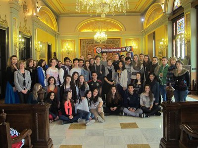 Fotografia 2. La tinenta d’alcalde i regidora de Política Cultural, Montse Parra, amb el grup d'estudiants d'intercanvi.