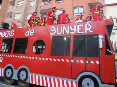 Foto 3. El primer premi ha estat ex aquo amb els Bombers AJS Sunyer (imatge de la rua).