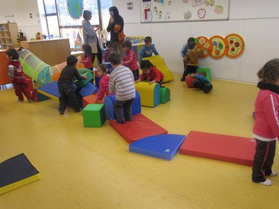 Fotografia 2. Un moment del taller de psicomotricitat, que permet millorar la coordinació dels moviments del cos.