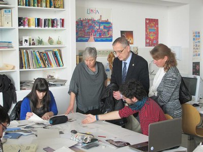 Fotografia 2. Jesús Castillo ha visitat aquest matí les instal·lacions de l'Escola d'Art Municipal Leandre Cristòfol..